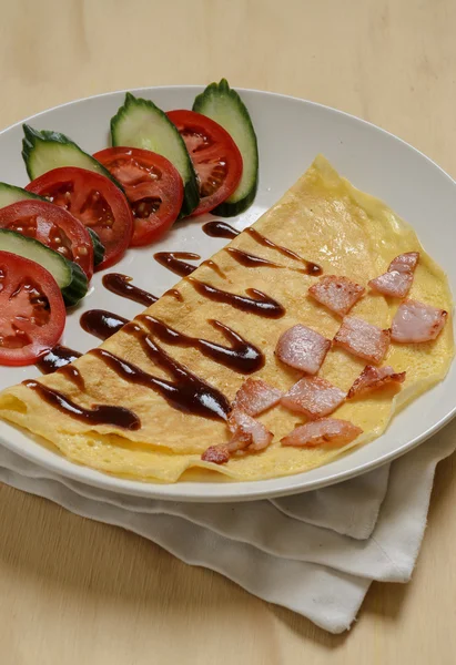 Gefaltetes Omelett mit Speckgemüse und Soße — Stockfoto