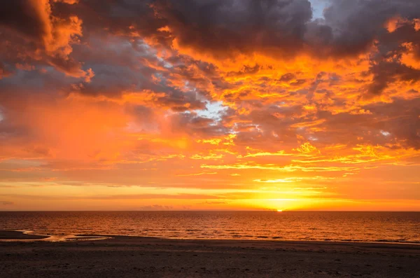 Drammatico tramonto in spiaggia — Foto Stock