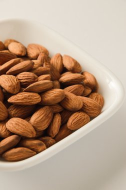 Sağlıklı snack badem çekirdekleri beyaz kase