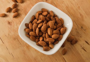 Sağlıklı snack badem çekirdekleri beyaz kase