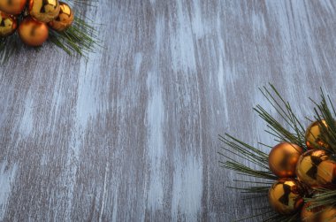 Rustik ahşap arka plan üzerinde Noel ağacı süsle