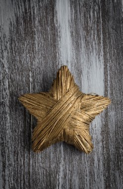 Rustik ahşap arka plan üzerinde Noel ağacı süsle