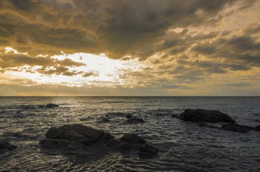 Boulder kayalar ile okyanus dramatik günbatımı
