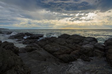 Boulder kayalar ile okyanus dramatik günbatımı