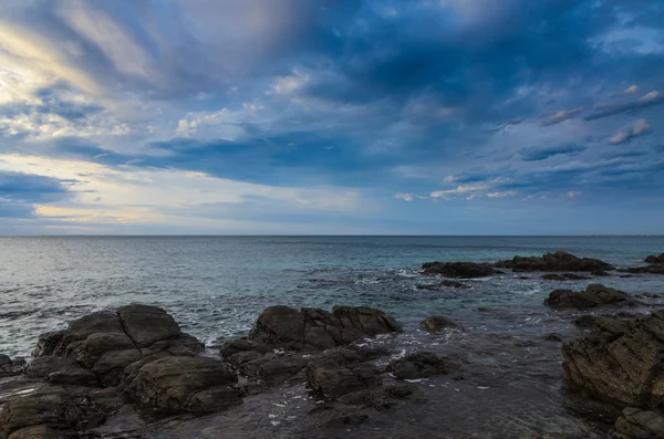 Dramática puesta de sol en el océano con rocas de roca — Foto de Stock