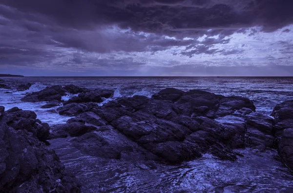 Coucher de soleil spectaculaire sur l'océan avec des rochers rocheux — Photo