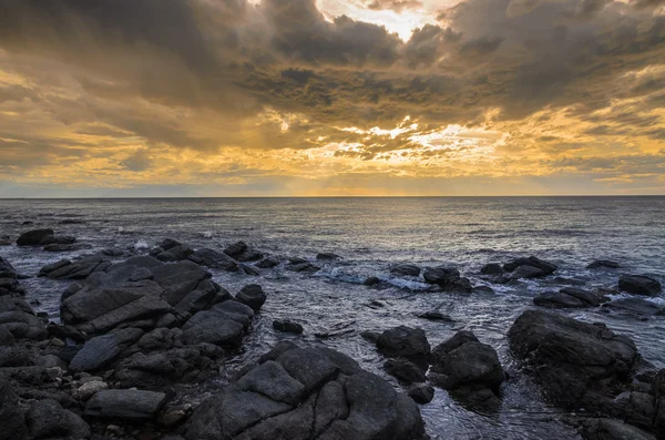 Drámai naplemente a szikla sziklák az óceán Jogdíjmentes Stock Képek