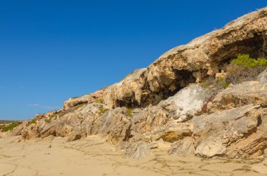 Güneşli bir gün manzara sahil hattı kayalıklarla plaj