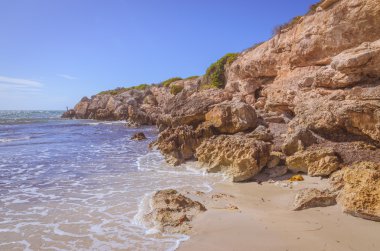 Güneşli bir gün manzara sahil hattı kayalıklarla plaj