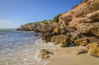 Güneşli bir gün manzara sahil hattı kayalıklarla plaj