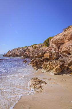 Güneşli bir gün manzara sahil hattı kayalıklarla plaj