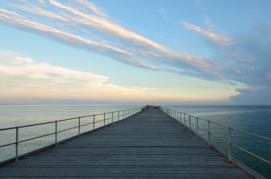 Gökyüzündeki bulutlar ile alacakaranlıkta ahşap İskelesi