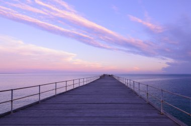 Gökyüzündeki bulutlar ile alacakaranlıkta ahşap İskelesi