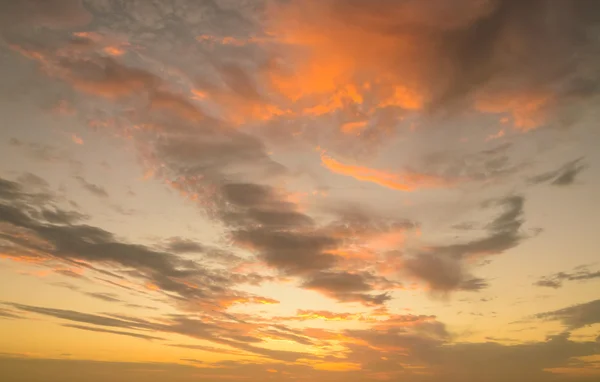 Dramatische bunte Wolken am Himmel zu Beginn des Sonnenaufgangs — Stockfoto