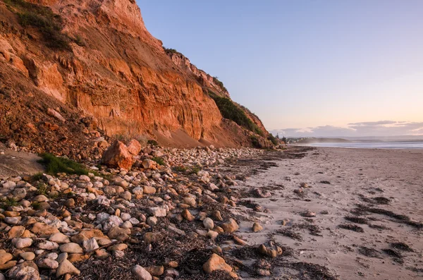 Acantilados costa arena playa paisaje al atardecer — Foto de Stock