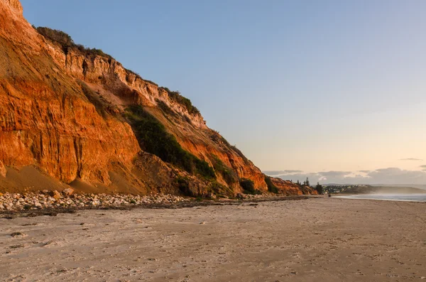Acantilados costa arena playa paisaje al atardecer — Foto de Stock
