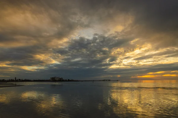 Dramatische bewölkte Landschaft am Strand — Stockfoto