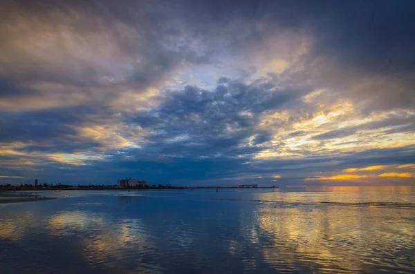 Dramatische bewölkte Landschaft am Strand — Stockfoto