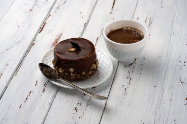 kahve ve kahverengi kek beyaz masada.