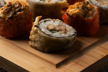 Tahtaya yakın plan suşi.