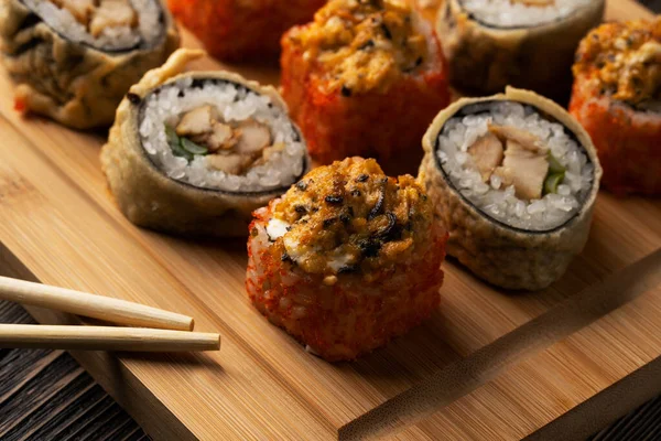 Tahtaya yakın çekim suşi ve sopa.