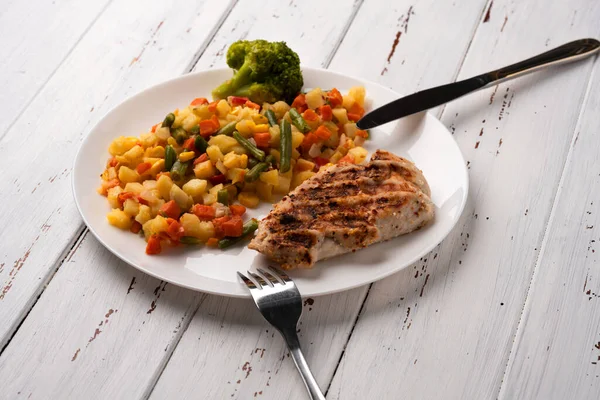 Pollo a la parrilla cocido con verduras —  Fotos de Stock