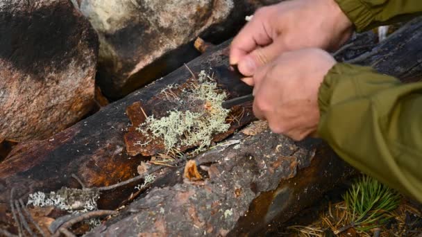 Zapłon z bliska z krzemienia, przetrwanie, bushcraft — Wideo stockowe