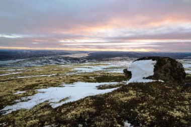 Kışın dağda kızıl gün doğumu