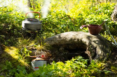 Kamp çaydanlığı gaz ocağında kaynatıldı.