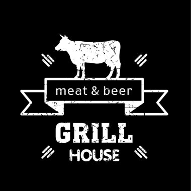 Izgara evi. Siyah bir Tahta üzerinde Vintage logo ızgara tebeşir. Et ve bira. Bir kafe, bira restoranı için logo. Barbekü