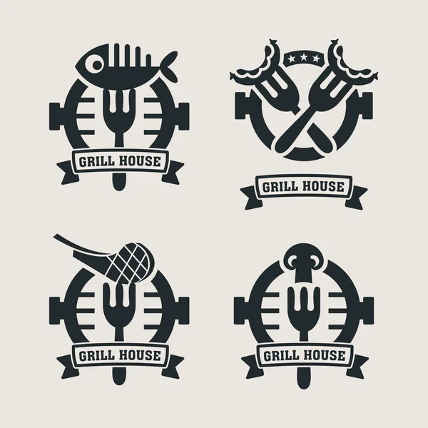 Izgara çubuğu etiketlerini, logolarını ayarlayın. Etiket Steakhouse. Izgara restoran etiketleri ve tasarım elemanları. Izgara sosis, balık ızgara sebze ızgara mantar, ızgara kuzu.