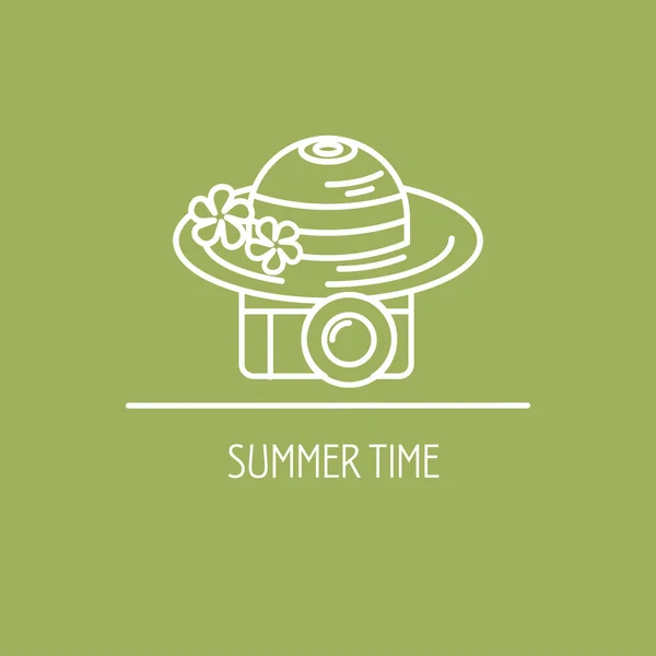 L'été. Vacances d'été. Emblème vectoriel. Caméra et chapeau d'été . — Image vectorielle