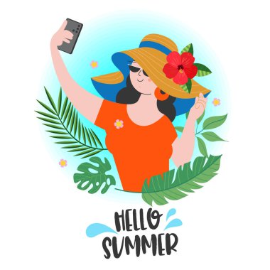 Merhaba yaz. Hasır şapkalı ve güneş gözlüklü güzel bir kız egzotik yaprakların arasında selfie çekiyor. Vektör yaz parlak illüstrasyonu.