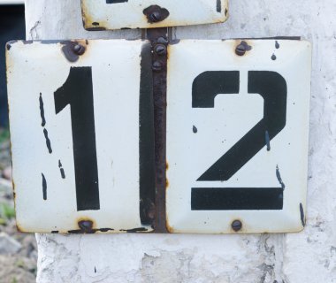 Metal plaka üzerinde 12 numarayı