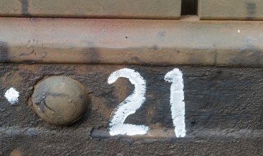 Sayı yirmi bir metal plaka üzerinde