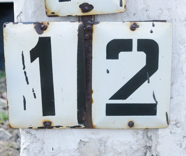 Metal plaka üzerinde 12 numarayı