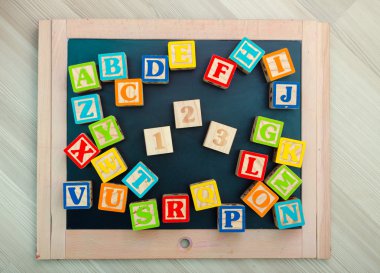 ahşap alfabe blokları