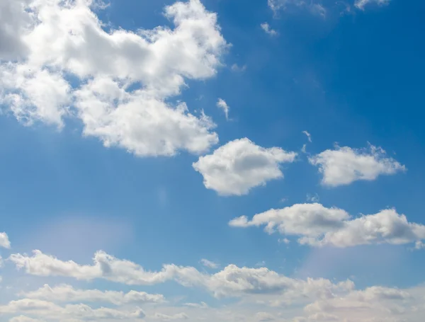 Blå himmel med moln — Stockfoto