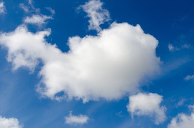 Bulutlu mavi gökyüzü