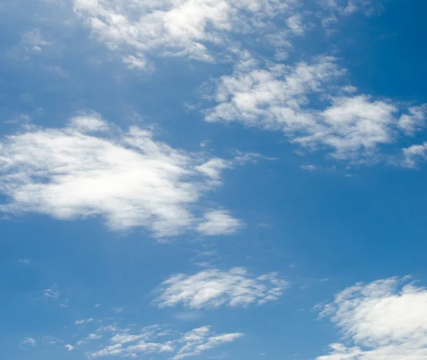 Blå himmel med moln — Stockfoto