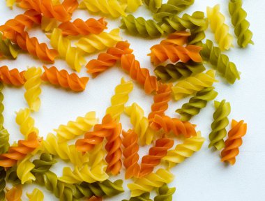 Çok renkli sarmal makarna