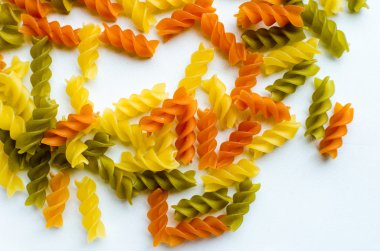 Çok renkli sarmal makarna