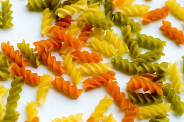 Çok renkli sarmal makarna