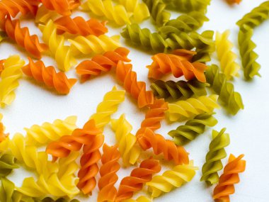 Çok renkli sarmal makarna