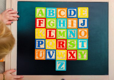 ahşap alfabe blokları