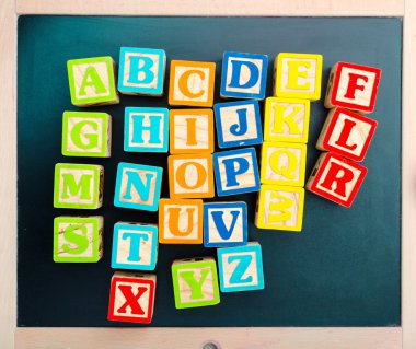 ahşap alfabe blokları