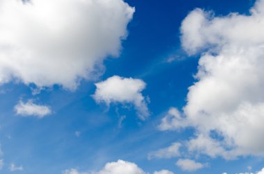 Bulutlu mavi gökyüzü