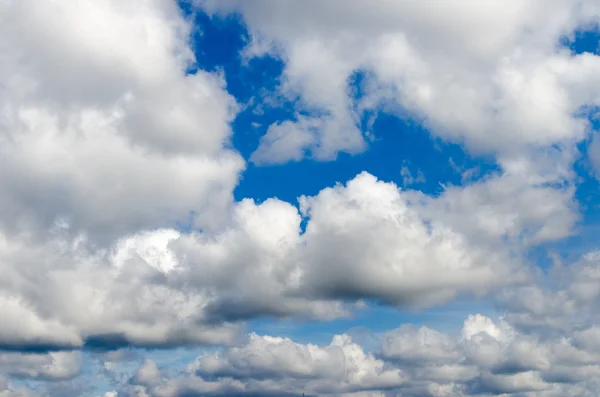 Blå himmel med moln — Stockfoto