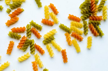 Çok renkli sarmal makarna