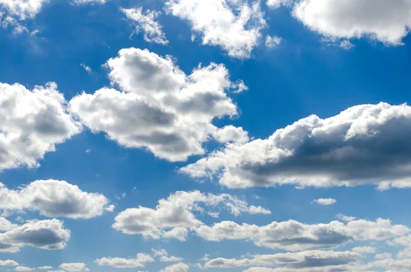Μπλε ουρανός με σύννεφα — Φωτογραφία Αρχείου